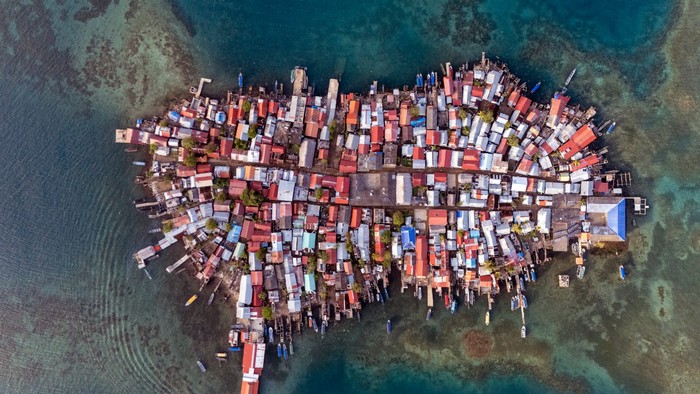 Toma aérea de Gardi Sugdub, o "Isla del Cangrejo", una pequeña isla en un archipiélago frente a la costa caribeña norte de Panamá que ha sido el hogar del pueblo indígena guna durante más de 100 años. Originalmente, la isla proporcionaba a los guna un refugio contra las enfermedades transmitidas por mosquitos en el continente y las restricciones coloniales, pero hoy Gardi Sugdub enfrenta nuevos desafíos. Foto: Luca Zanetti · Foto: Luca Zanetti