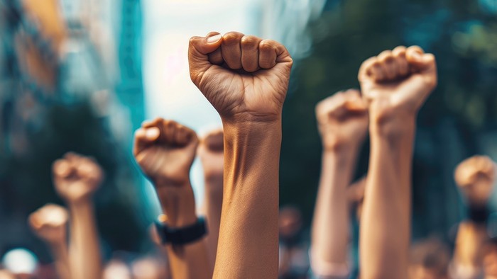 Foto principal del artículo 'Democracia y violencia: ¿son las palabras totalmente inofensivas?'