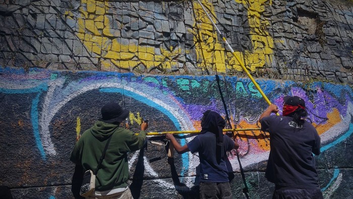Foto principal del artículo ''Las cuchas tienen razón': más de 100 personas se reunieron para pintar un mural en Suba' · Foto: Ana Cañón.