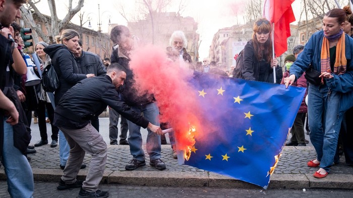 Miles de personas participaron en la marcha contra el programa de rearme 'ReArm Europe' que se está discutiendo actualmente entre los países de la Unión Europea. (Reuters)