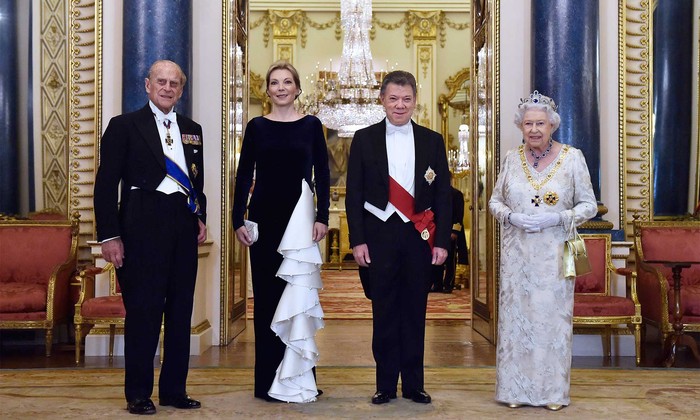 El príncipe Felipe de Edinburgo, María Clemencia Rodríguez de Santos, Juan Manuel Santos e Isabel II durante la visita de la familia presidencial colombiana al Reino Unido en 2016.