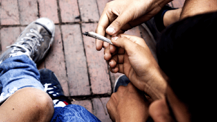 El doctor explica que: "La marihuana sí es una sustancia que genera adicción. Y el padecimiento de la adicción a la marihuana no es uno que esté lleno de grandes episodios violentos, pero sí de desasosiego, de dolor, de sufrimiento profundo en el consumidor". · Foto: Freepik