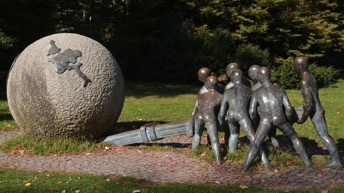 "Ensemble pour la Paix et la Justice", una escultura de Xavier de Fraissinette ubicada en Lyon, Francia, transmite un mensaje de unidad y esfuerzo colectivo para alcanzar la paz y la justicia. · Foto: Pixabay, Ben Kerckx