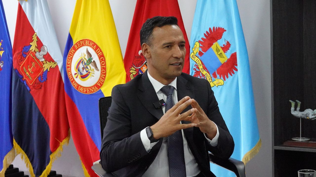Patricia Lara entrevista al ministro de Defensa: ‘Aunque parezca oscuro el panorama, saldremos adelante’
