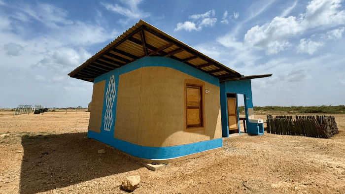 Mediante una alianza público-privada, en el corregimiento de Bahía Honda, en la Alta Guajira, por iniciativa del Grupo Argos, con el apoyo del ministerio de Vivienda, el Grupo Aval y la Fundación Santo Domingo, se construyeron, en tiempo récord, 30 casas con materiales innovadores de los más altos estándares, pero que conservan los elementos ancestrales de los wayuu. · Foto: Cortesía.