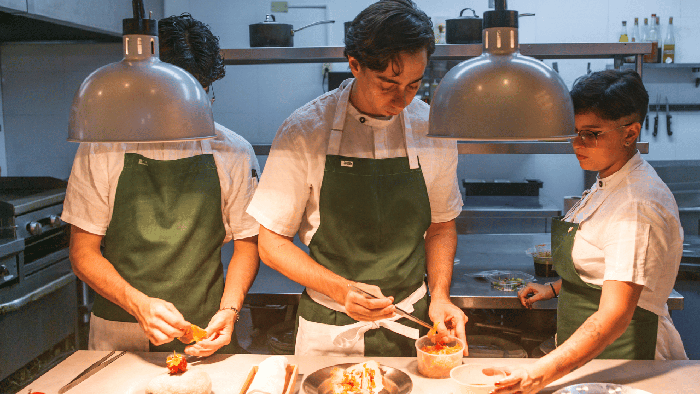 En la cocina de uno de los chef. · Foto: Julia Londoño Bozzi