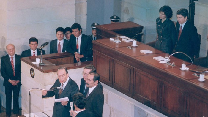 La promulgación de la Constitución de 1991 fue realizada por sus tres copresidentes: Álvaro Gómez Hurtado, Antonio Navarro y Horacio Serpa. · Foto: Colprensa/Prensa/Redes sociales