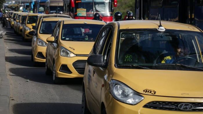 La aplicación, llamada Mitarifamitaxi, expandirá el servicio de taxi digital en Colombia con tarifas oficiales y hasta un botón de pánico. CAMBIO le cuenta los detalles. · Foto: Colprensa/Prensa/Redes sociales