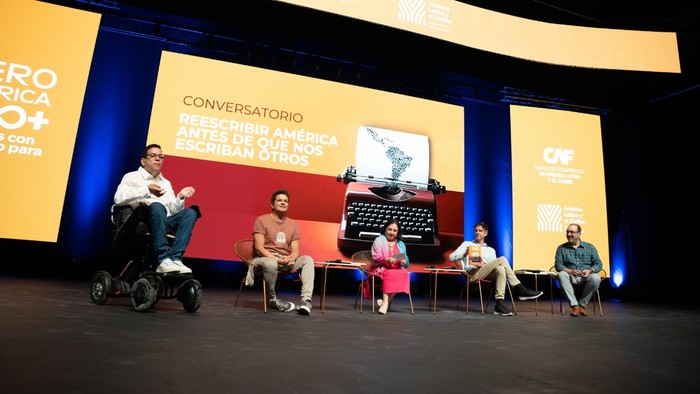 Juan Pablo Salazar, director de Inclusión de CAF y coautor de la obra; Carlos Vives, músico y gestor cultural; Esther Cruces,  directora del Archivo General de Indias,  Manuel Burón, historiador; y Sergio Díaz-Granados, el presidente ejecutivo de CAF. · Foto: CAF