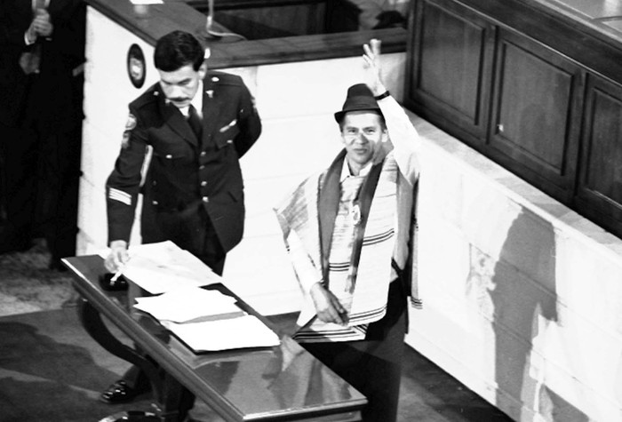 Con la Constitución de 1991 a democracia se basaría en adelante en la participación activa del pueblo, dando derechos políticos  a los grupos de población que habían sido tradicionalmente excluidos. Lorenzo Muelas, del Movimiento Indígena del Cauca, fue miembro de la Asamblea Nacional Constituyente, Senador y Gobernador. · Foto: Colprensa/Prensa/Redes sociales