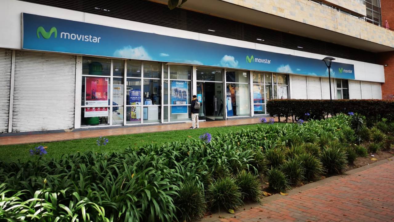 Sancionan con multa millonaria a Movistar por impedir el cambio de operador con deuda artificial a sus usuarios