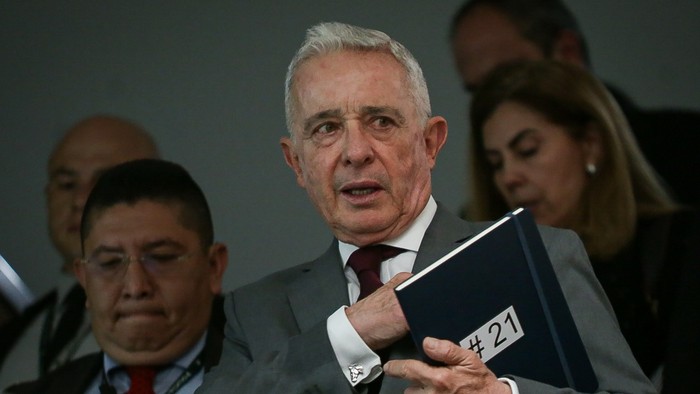 Álvaro Uribe se encuentra en Bogotá después de salir en libertad por una tutela fallada a su favor. En su recorrido visitará la tumba de Miguel Uribe. · Foto: Colprensa/Prensa/Redes sociales