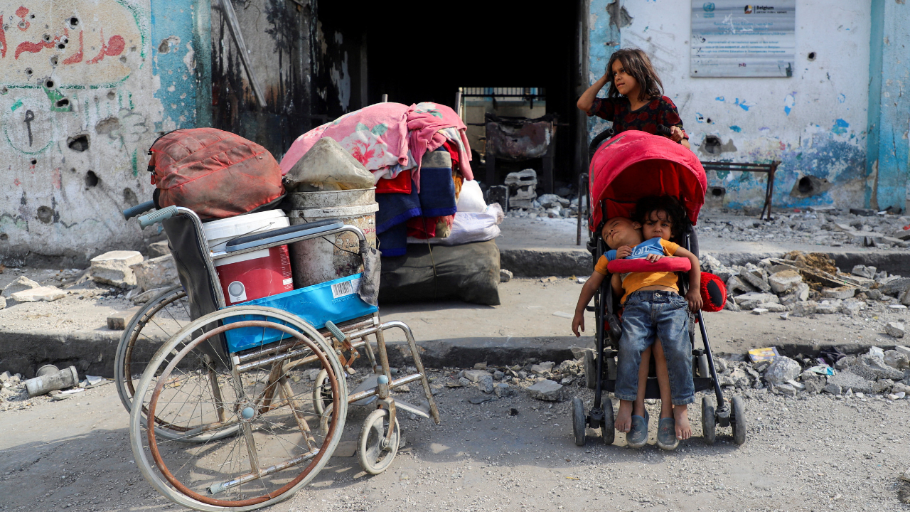 Miles de personas se han visto obligadas a salir de Ciudad de Gaza por temor a ser víctimas de bombardeos anunciados por el ejército israelí. Crédito: Reuters.