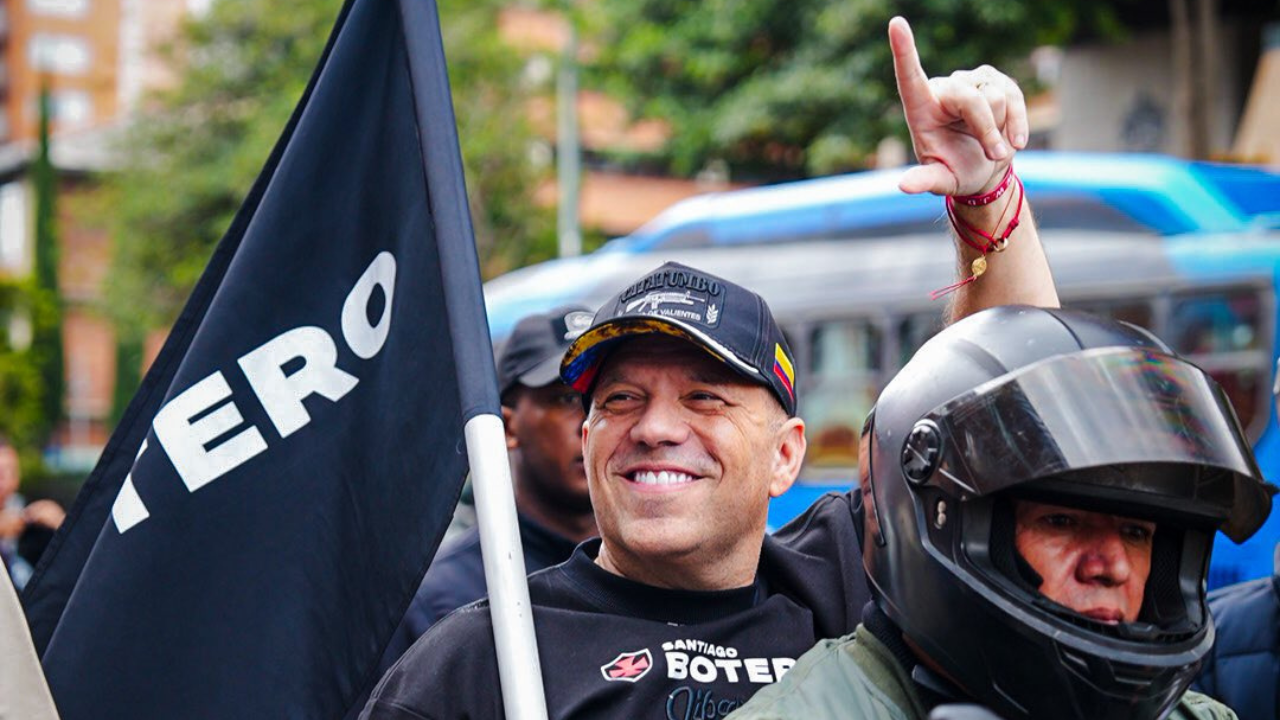 Precandidato presidencial Santiago Botero en la jornada de marchas de motociclistas el 16 de septiembre.