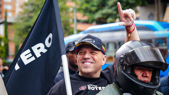Precandidato presidencial Santiago Botero en la jornada de marchas de motociclistas el 16 de septiembre.