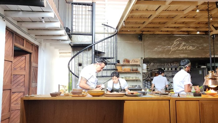 Foto principal del artículo 'En platos de barro y bajo techos de bahareque: así es la cocina de Elvia en Barichara'