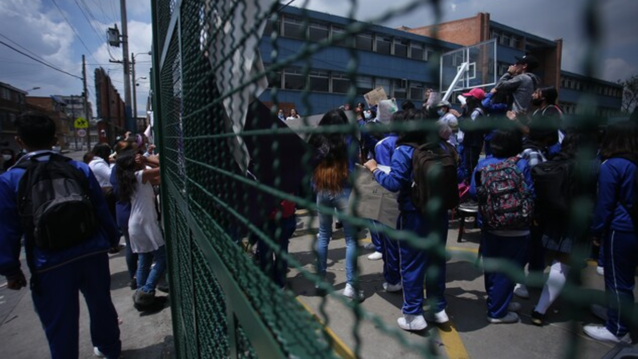 La Procuraduría reportó 1.515 casos de acoso escolar en 2024, mientras que la ONG Sin Fronteras registró 41.500 casos entre 2022 y 2023 | Crédito: Colprensa