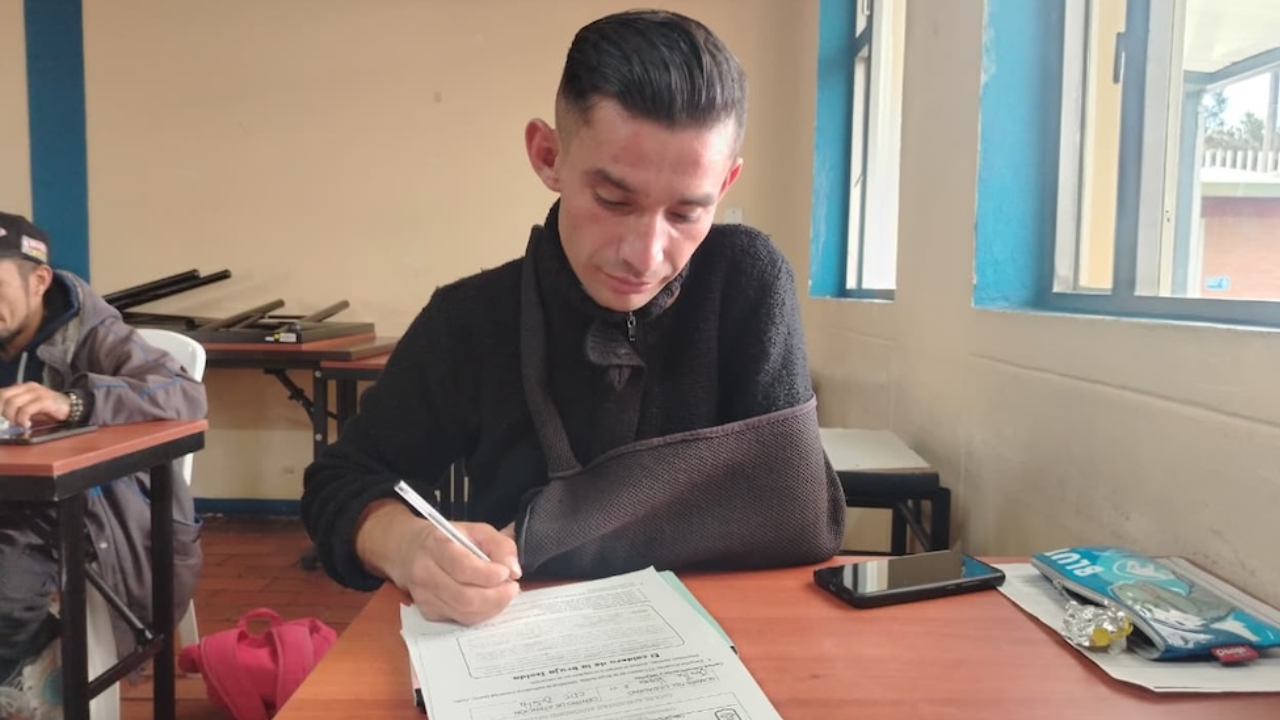 Jonathan Vergara en la institución donde está completando su bachillerato | Crédito: Secretaría de Integración Social