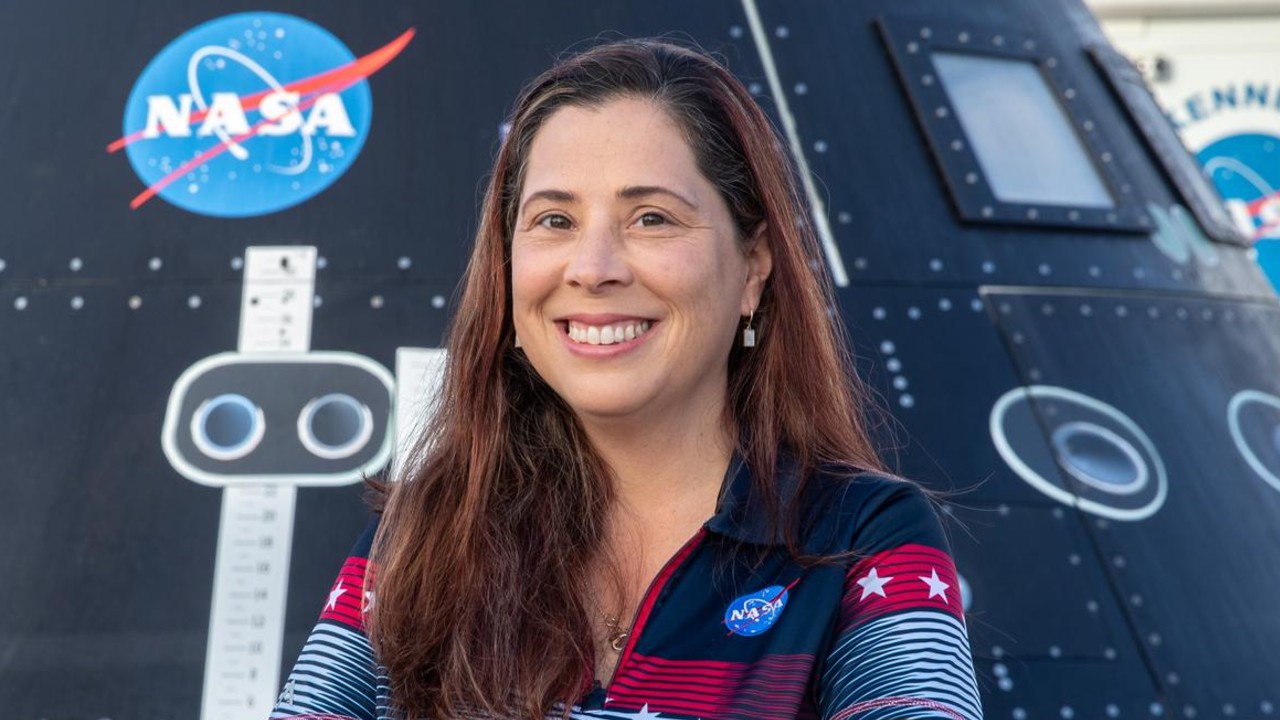 Liliana Villarreal, directora de aterrizaje y recuperación de la misión Artemis II en el Programa de Sistemas Terrestres de Exploración de la agencia, en el Centro Espacial Kennedy. Créditos: NASA