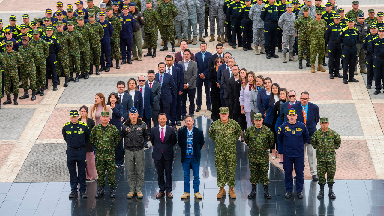 La cúpula militar le presenta semanalmente informes de inteligencia del movimiento de las estructuras ilegales. · Foto: Presidencia - Juan Diego Cano