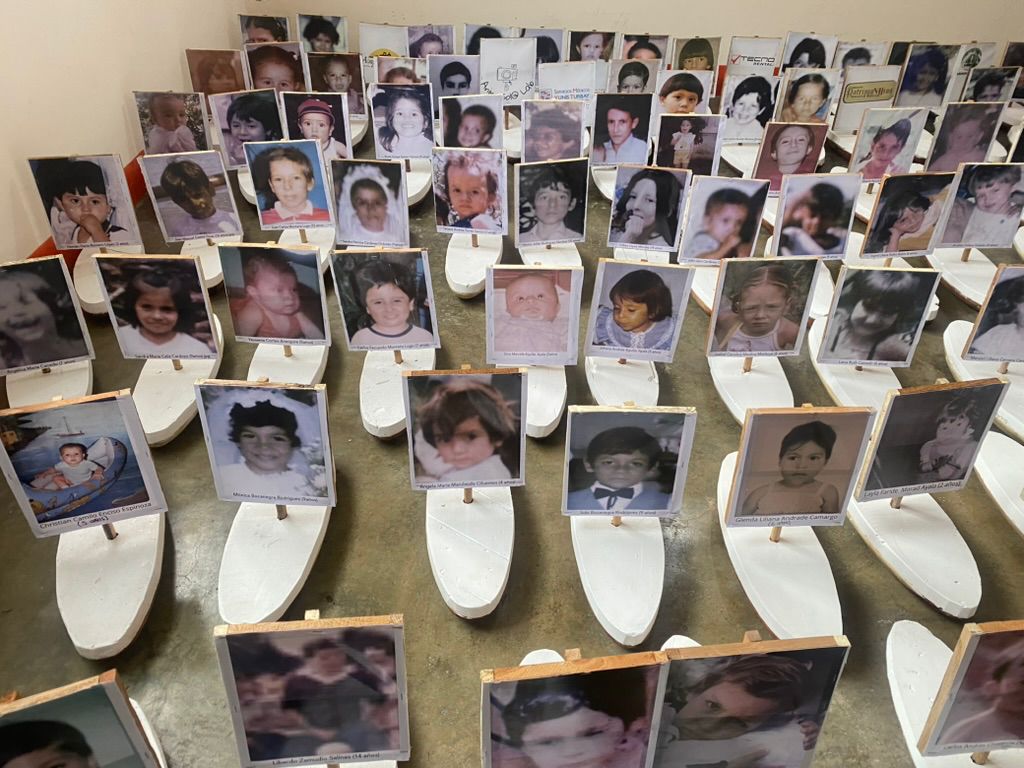 Las barquitas que serán lanzadas para recordar a los niños desaparecidos de Armero fueron fabricadas con madera de árboles que arrastra el río y láminas de espuma de poliuretano recicladas, recuperadas de neveras en desuso. · Foto: Fundación Armando Armero