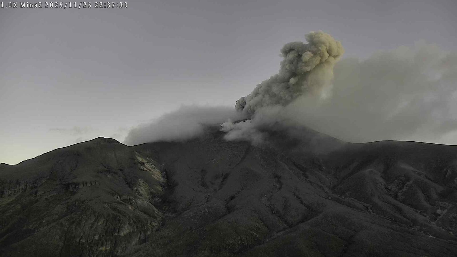 Emisión de ceniza del cráter del volcán Puracé en el Cauca. · Foto: Servicio Geológico Colombiano (SGC)