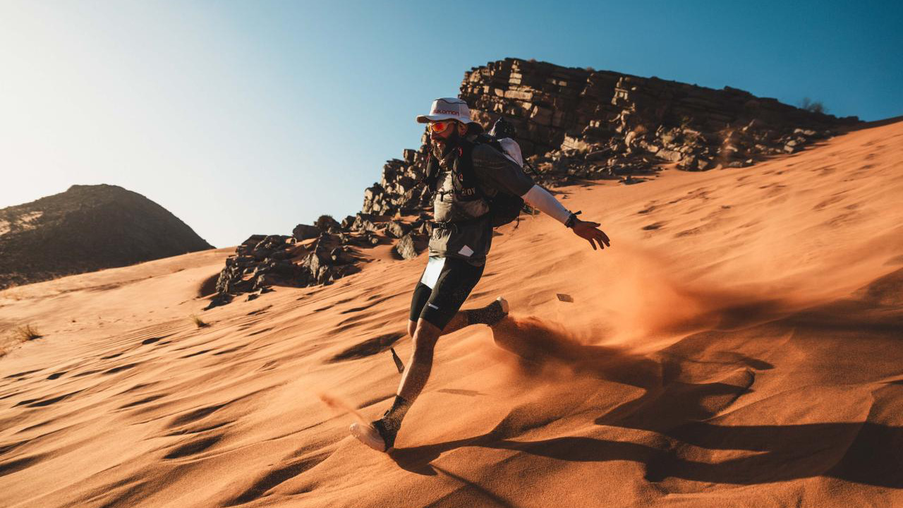 Simón Giraldo en la Maraton des Sables. Cuatro días, tres noches y 120 kilómetros en el Sahara. Créditos: Organización Maratón des Sables.