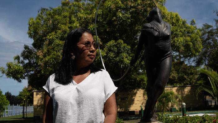 Una de las mejores amigas de Omayra Sánchez junto a la escultura en el parque de Armero Guayabal. · Foto: Pablo David-CAMBIO