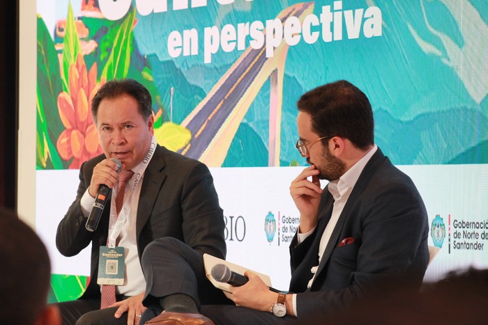 William Villamizar, gobernador de Norte de Santander y Federico Gómez Lara, director de CAMBIO. | Foto: Ana Cañón - CAMBIO
