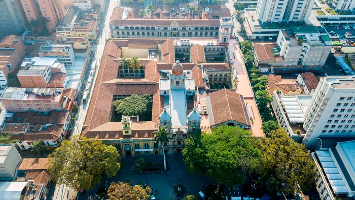 Claustro de San Ignacio visto arriba en la actualidad. Créditos: cortesía Comfama.