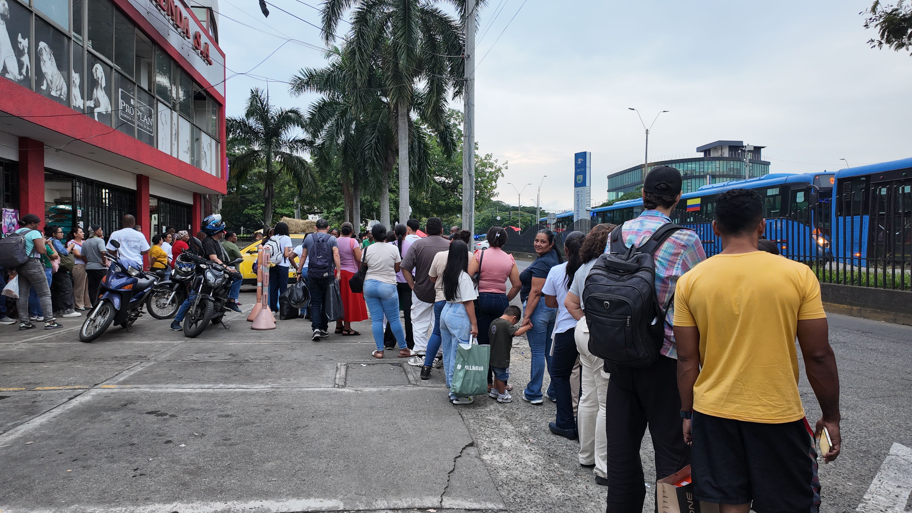 Muchas de las personas que se movilizan desde y hacia otros municipios lo hace en piratas, como popularmente se le conoce al transporte informal. Foto: CAMBIO