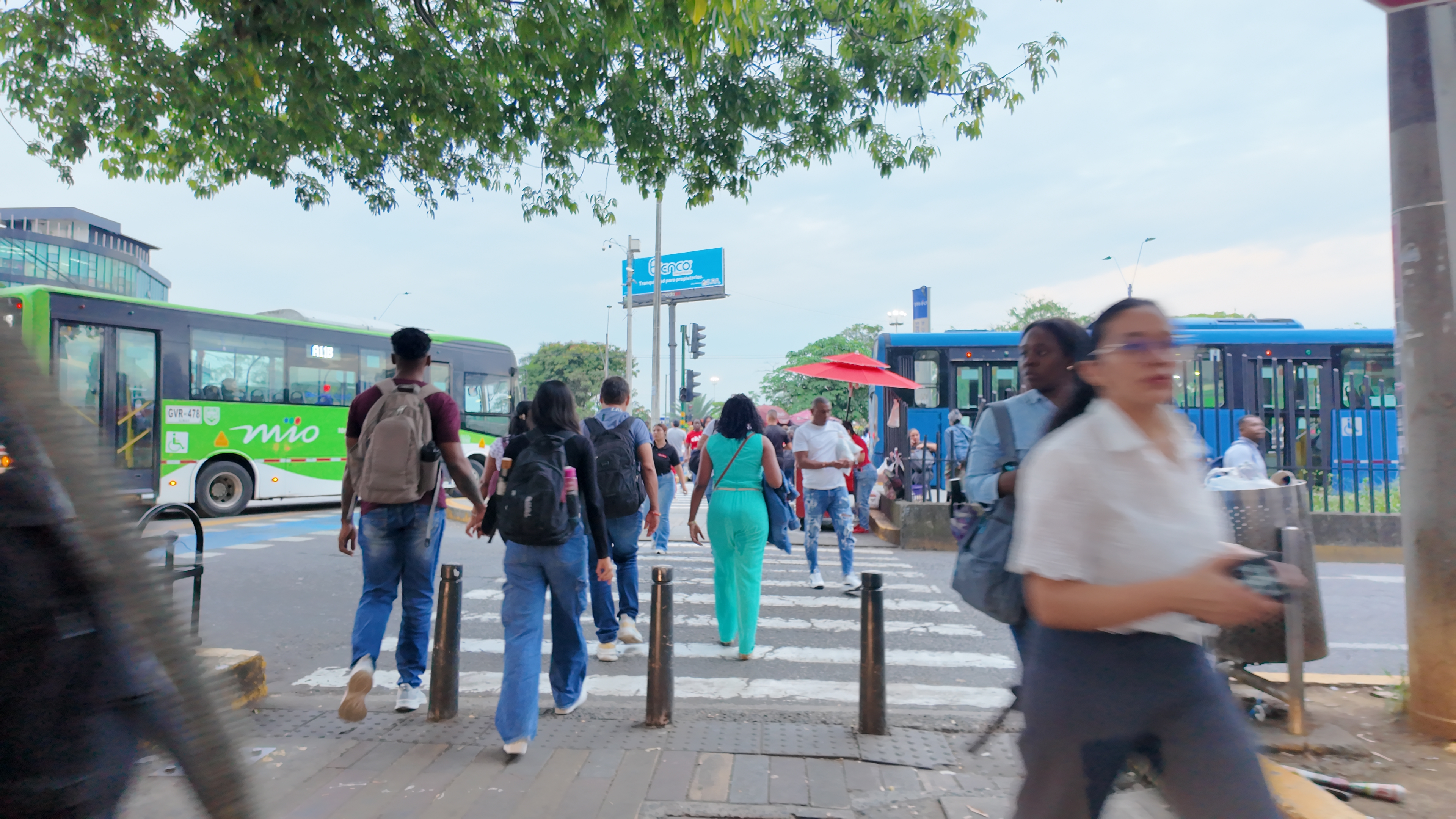 Los vallunos que se movilizan a diario entre Jamundí y Cali no solo gastan horas de su tiempo en trancones. El costo para el bolsillo también es de 14.000 pesos ida y vuelta en pirata y de 15.600 en bus intermunicipal.