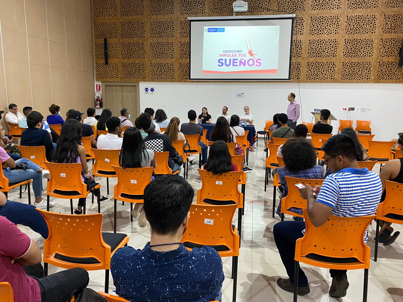 Asistentes participan en un encuentro informativo sobre oportunidades de estudio en el exterior. Crédito foto: Colfuturo.