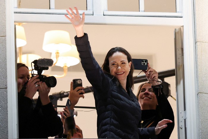 La ganadora del Premio Nobel de la Paz, María Corina Machado, saluda desde un balcón del Grand Hotel, después de que su hija, Ana Corina Sosa Machado, aceptara el premio en su nombre, en Oslo , Noruega, el 11 de diciembre de 2025. REUTERS/Leonhard Foeger