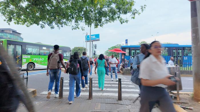 Los vallunos que se movilizan a diario entre Jamundí y Cali no solo gastan horas de su tiempo en trancones. El costo para el bolsillo también es de 14.000 pesos ida y vuelta en pirata y de 15.600 en bus intermunicipal.