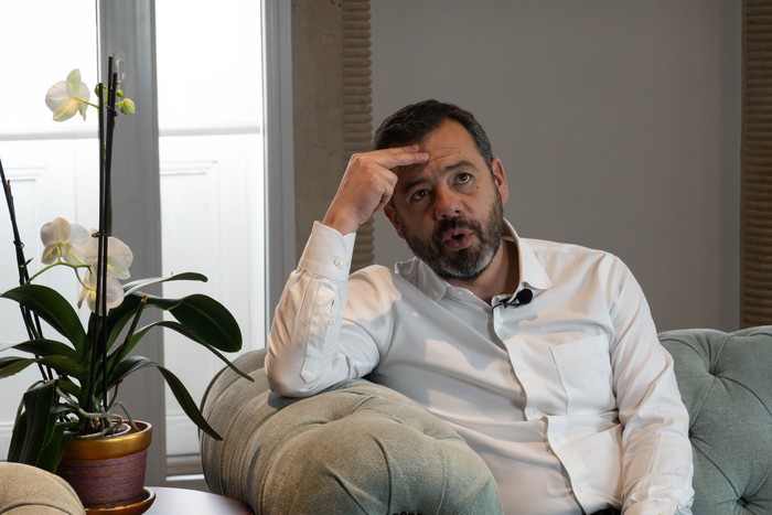 Carlos Fernando Galán, alcalde de Bogotá, habló con CAMBIO sobre cómo está la ciudad actualmente y descartó que se pueda presentar un nuevo racionamiento de agua. | Crédito: Pablo David-CAMBIO · Foto: Pablo David G.