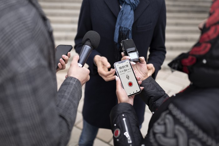 Si queremos que la información sea un bien común y no solo una mercancía, se requieren cambios profundos. Uno es romper el oligopolio de los medios. Eso implica financiar el periodismo independiente. · Foto: Freepik