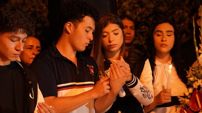 Jóvenes participaron en velatón en memoria de las víctimas del accidente ocurrido en la madrugada del 14 de diciembre.
