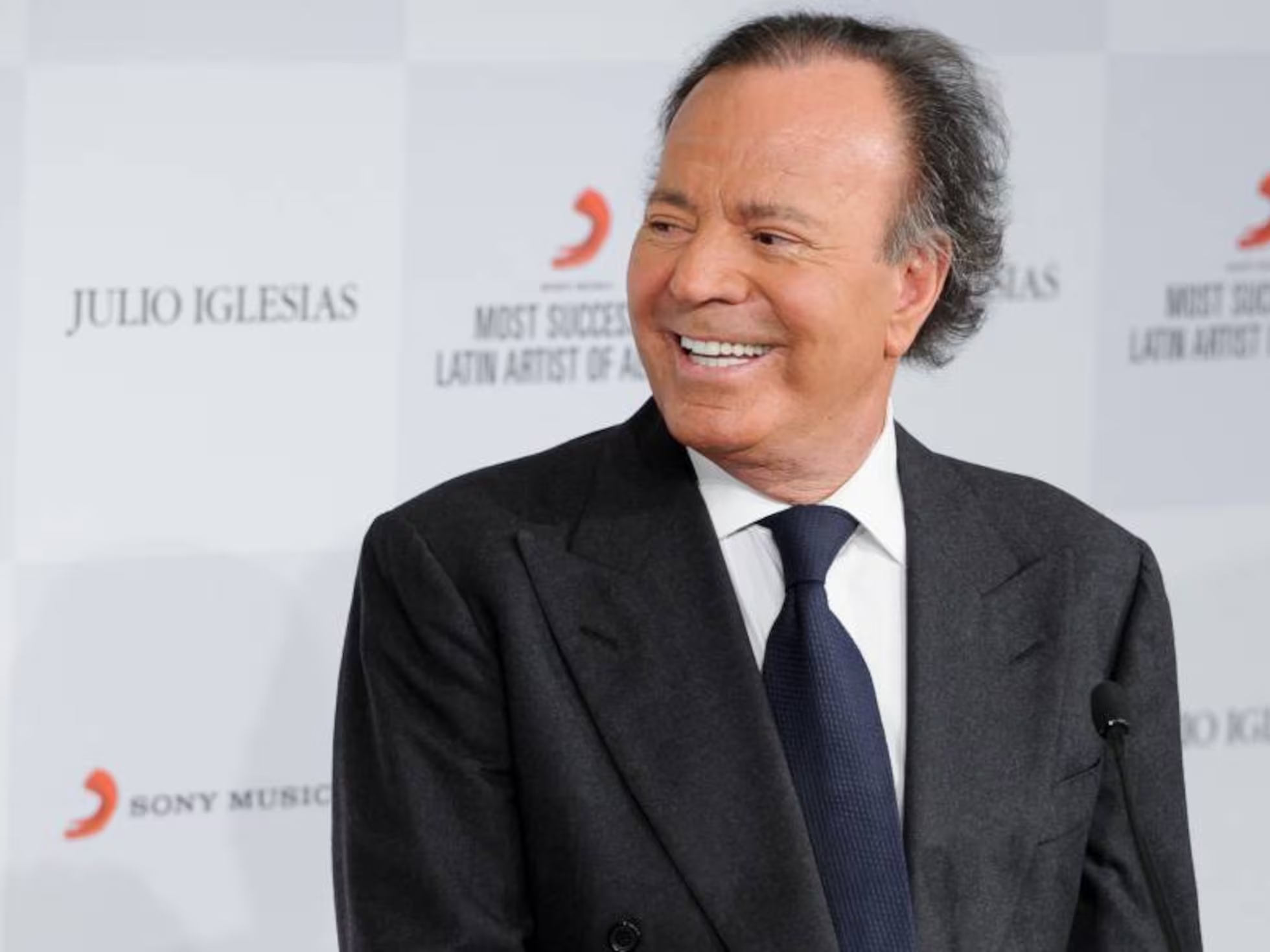 Foto principal del artículo 'Periodista revela cómo se destapó la investigación que sacude a Julio Iglesias'