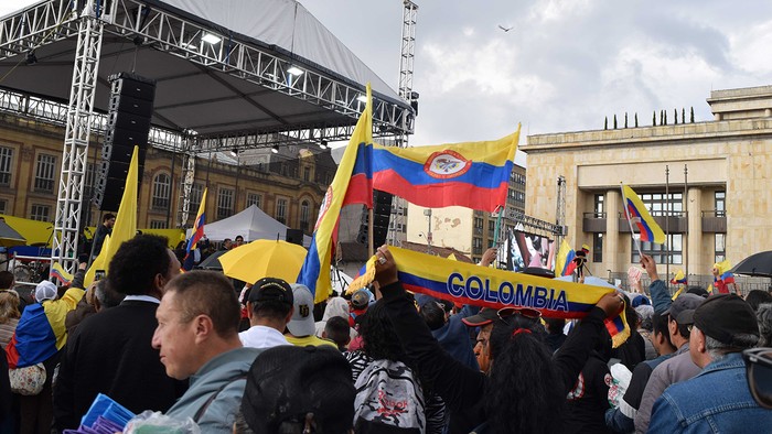 Personas con camisetas y banderas de Colombia en las manifestaciones convocadas por el presidente Gustavo Petro. · Foto: Santiago Luque Pérez - Cambio