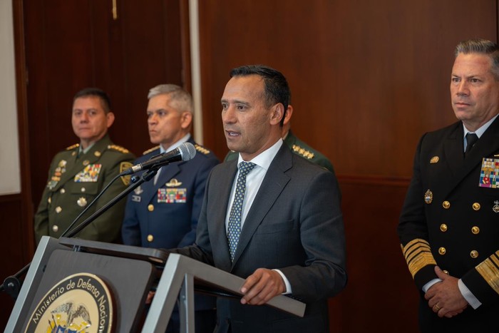 El ministro de Defensa, general retirado Pedro Sánchez, respondió a las denuncias de perfilamientos a su homologo encargado de la cartera de Justicia, Andrés Idarraga. · Foto: Ministerio de Defensa