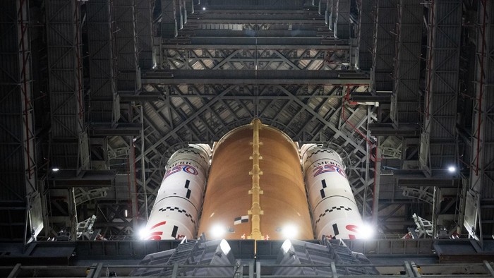 La Nasa planea llevar el cohete y la nave espacial de Artemis II desde el Edificio de Ensamblaje de Vehículos hasta la Plataforma de Lanzamiento 39B. Tomada de X @NASA