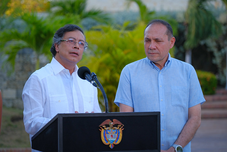 El presidente Petro y el ministro de Trabajo, Antonio Sanguino, cuando anunciaron el aumento del salario mínimo vital de 23 por ciento. · Foto: Presidencia de la República- Ovidio González