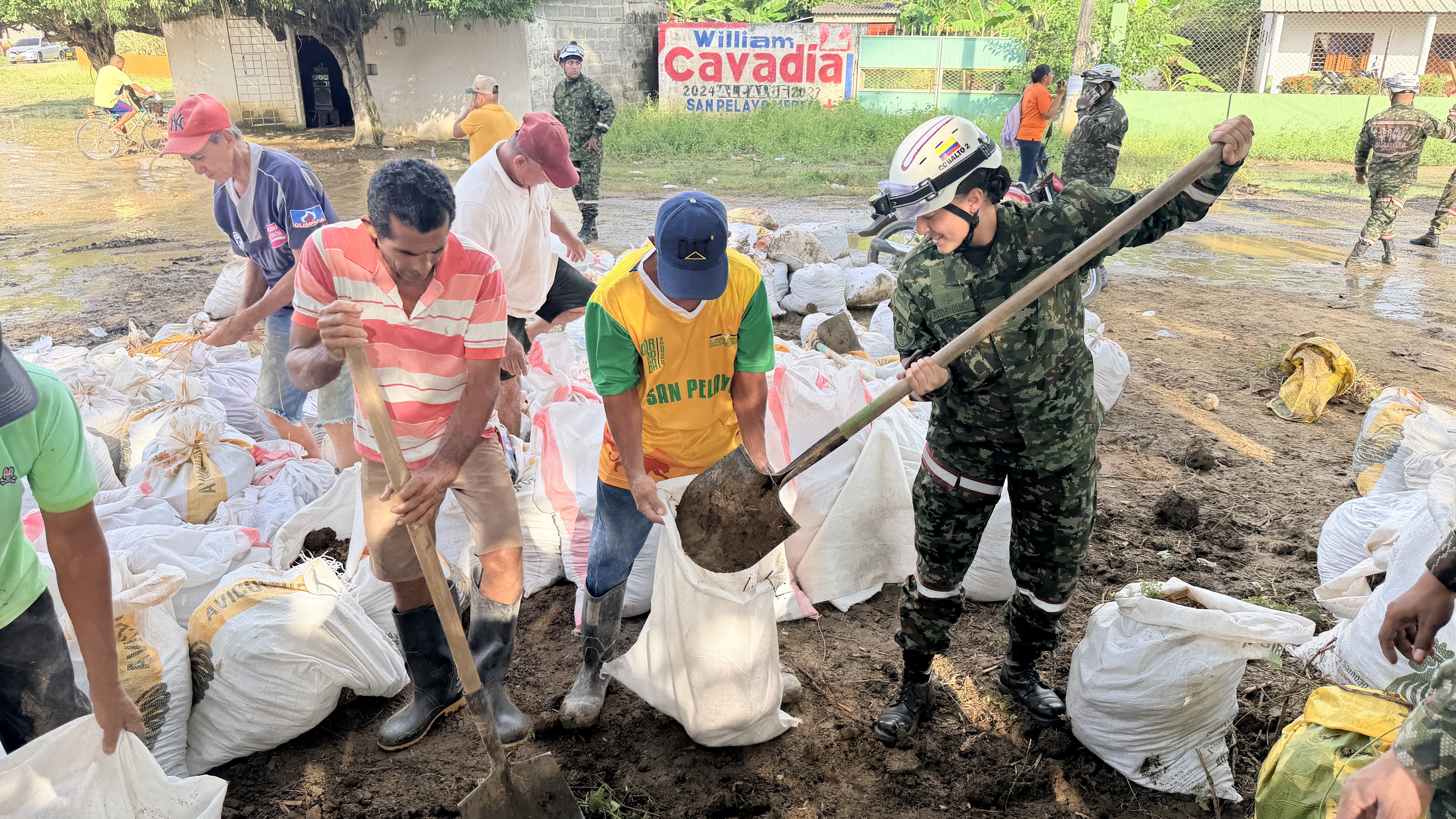 La subteniente Isabel Rodríguez, es una de las oficiales que se destaca en la crisis humanitaria que vive el departamento de Córdoba. · Foto: Ejército