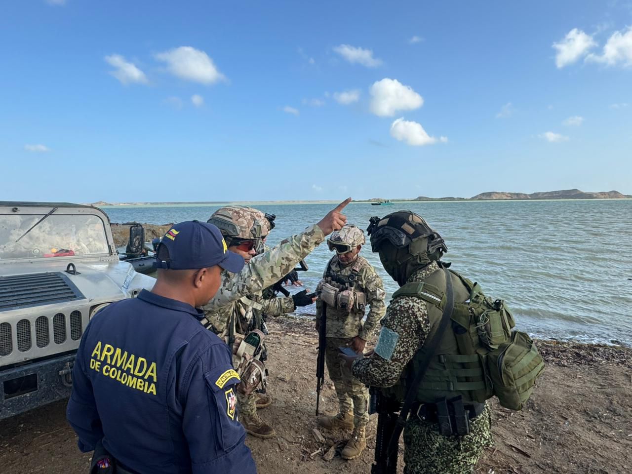 Tropas del Ejército y la armada con el apoyo de la Fuerza Aeroespacial destruyeron un  astillero ilegal en la alta Guajira. · Foto: Armada Nacional