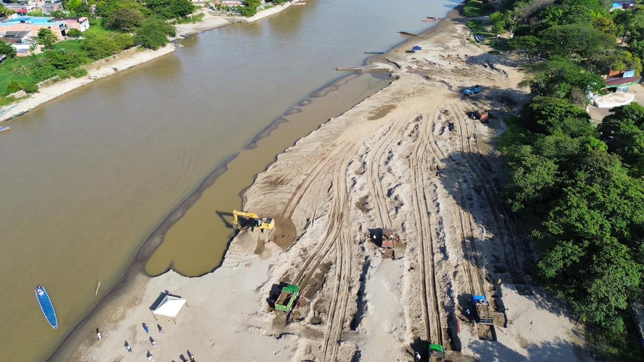 Maquinaria dentro del río durante trabajos que podrían alterar la dinámica hidráulica natural