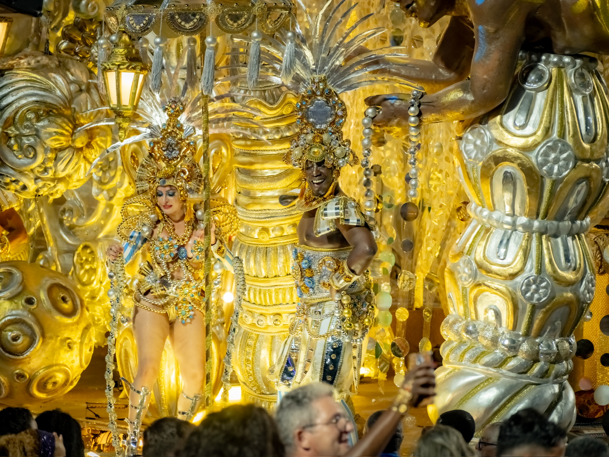 Camilo Zamora durante el desfile de su carroza en el Carnaval de Río de Janeiro que acaba de celebrarse. · Foto: @oscardanielmendoza