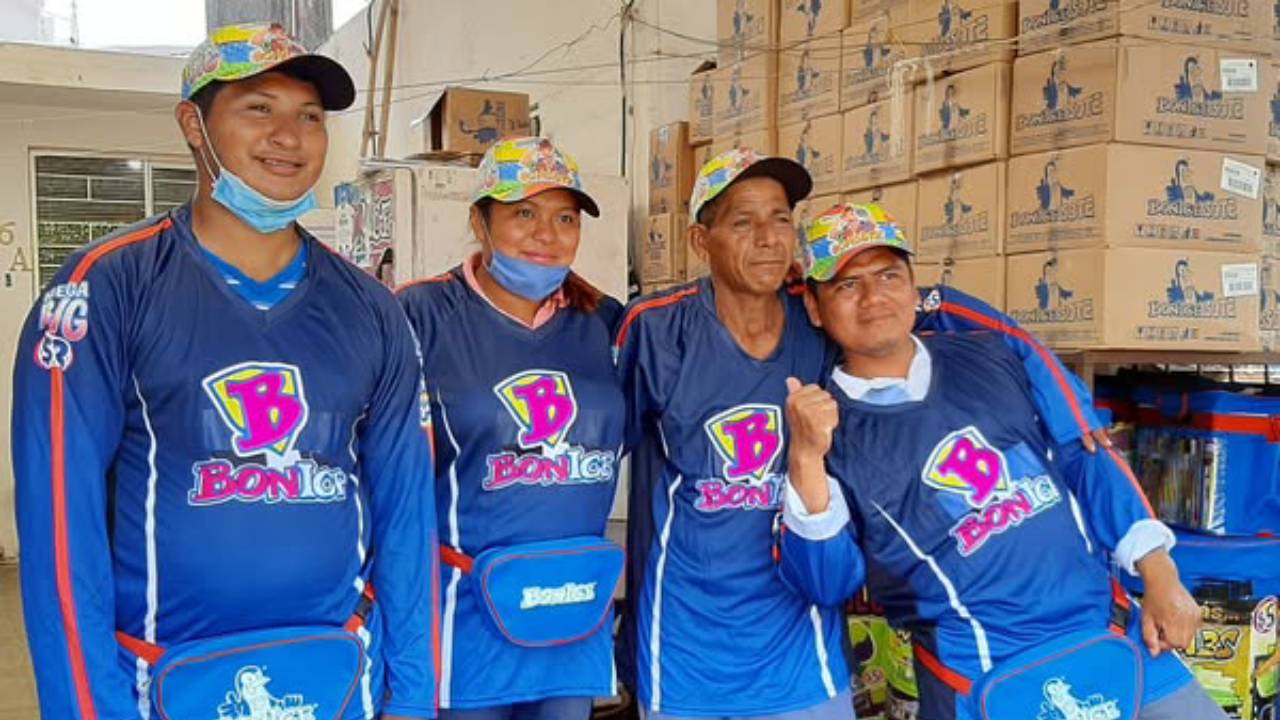 Vendedores de BonIce en una de las instalaciones de comercialización del producto. Crédito: Redes sociales.