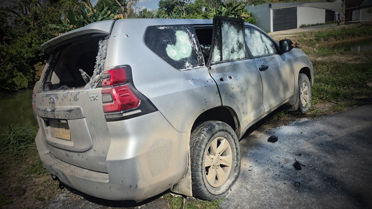 Así quedó uno de los vehículos del esquema de seguridad del senador Jairo Castellanos, del partido Alianza Social Independiente (ASI), atacado por el ELN en la vía entre Fortul y Tame, Arauca. Foto: redes sociales.