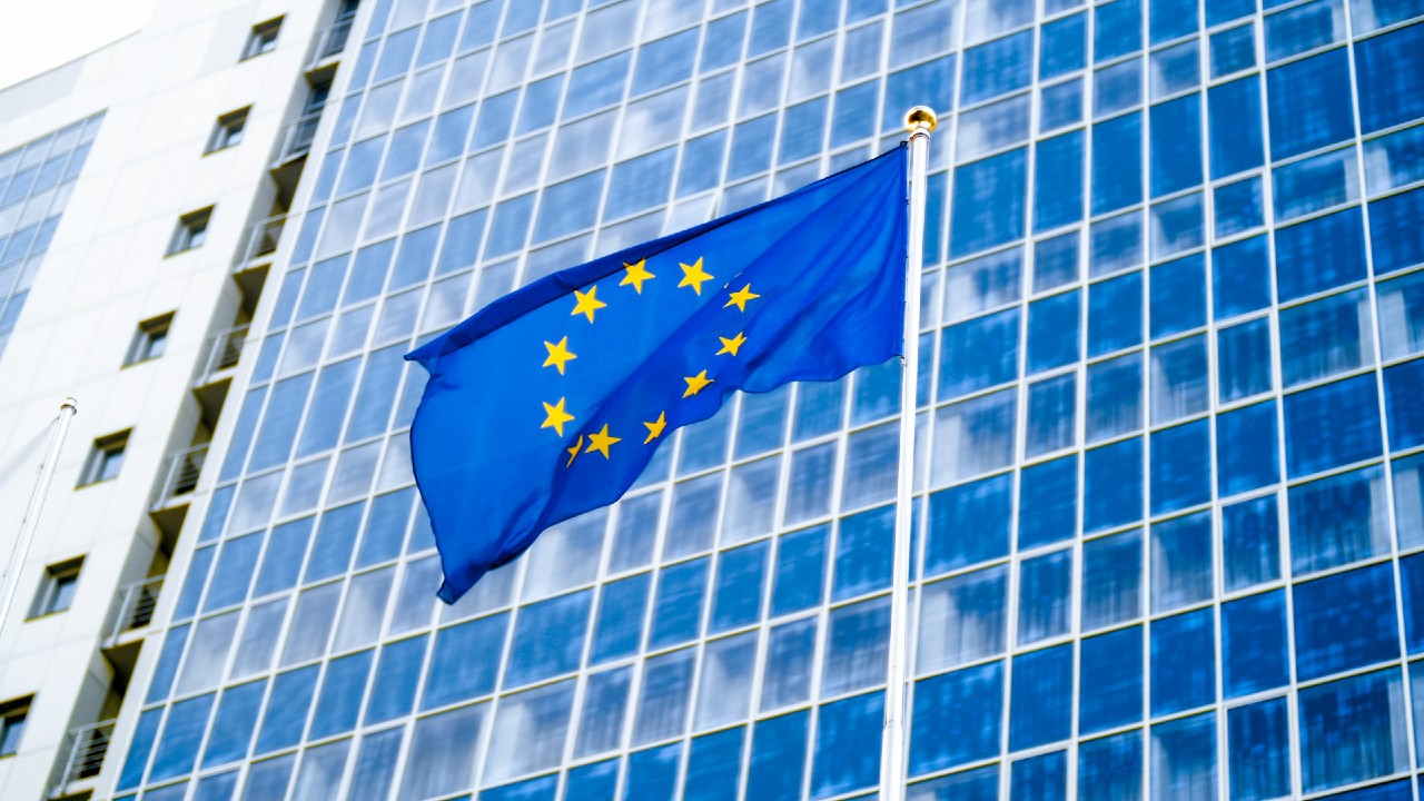 La Unión Europea ahora realizará procedimientos más exigentes para la aprobación de solicitudes de asilo .Créditos: Freepik